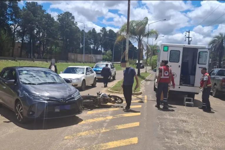 Una mala maniobra desencadenó un choque entre una moto y un auto en Concordia