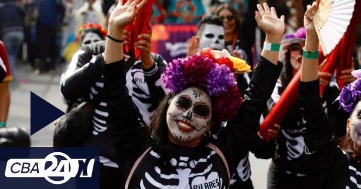 La Ciudad de México honra a sus muertos: recorrido, música y ofrendas del gran desfile