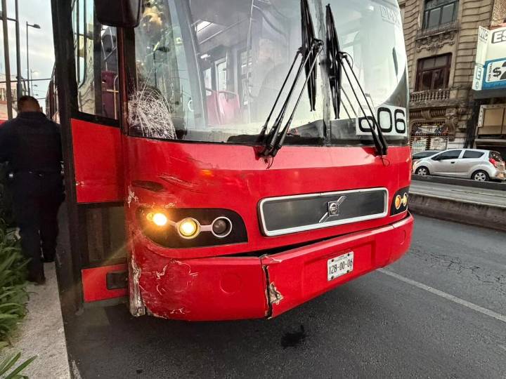 ¡Por tomar una vuelta prohibida! Camioneta se estrella contra Metrobús en Balderas