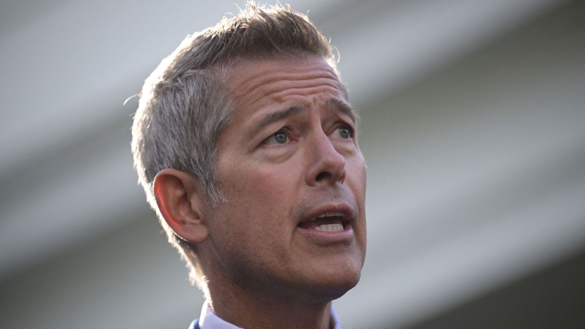 El Secretario de Transporte de EE.UU. amenazó con un “cierre total” del espacio aéreo antes de Acción de Gracias