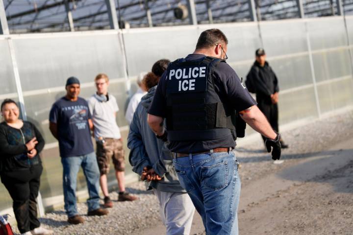 Juez federal evalúa extender restricciones del uso de la fuerza por parte de ICE en Chicago