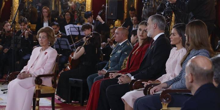 Los looks de la Reina Letizia, la Princesa Leonor y la Infanta Sofía para celebrar los 50 años de la Monarquía