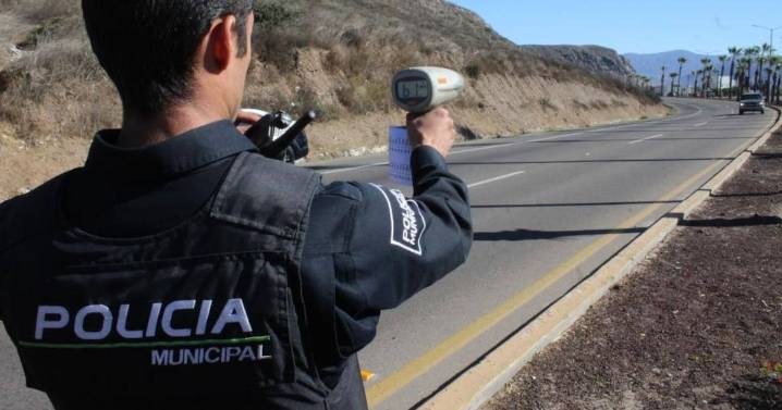 Policías verifican velocidad de los automovilistas en Operativo Radar