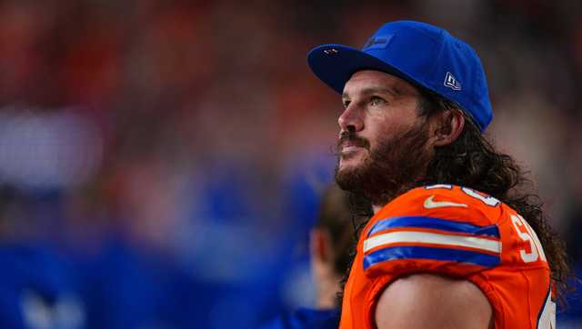 Less than 3 weeks after cancer surgery, Broncos' Alex Singleton is back in the game