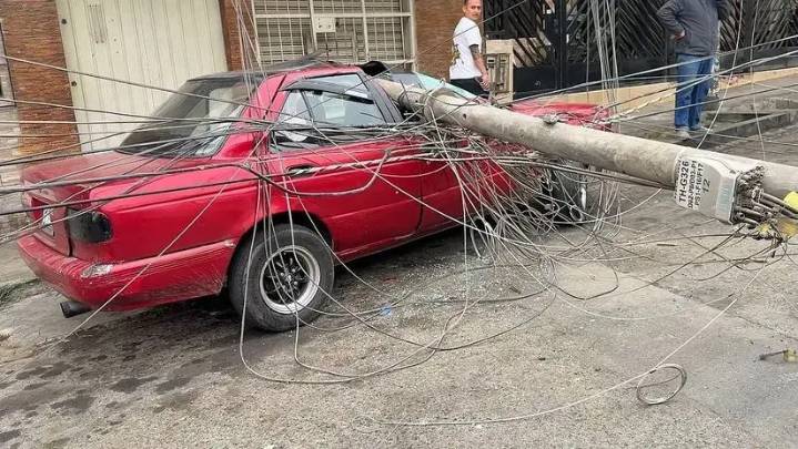 Pudo ser una tragedia: poste de telefonía se desplomó y cayó sobre un automóvil en Independencia [VIDEO]