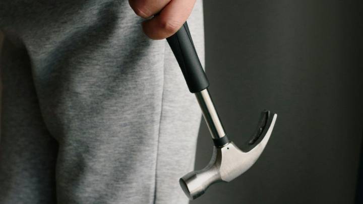 Hombre discute con su madre y la golpea en la cabeza con un martillo, es detenido en Iztapalapa