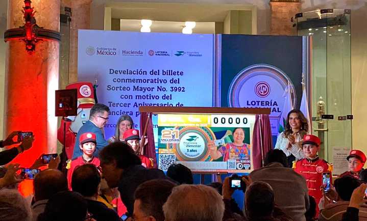 Celebra Finabien tercer aniversario con billete de Lotería Nacional
