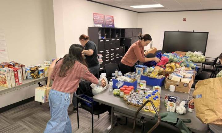 Solidaridad en medio de crisis provocada por agentes federales de inmigración entrega alimentos a familias inmigrantes