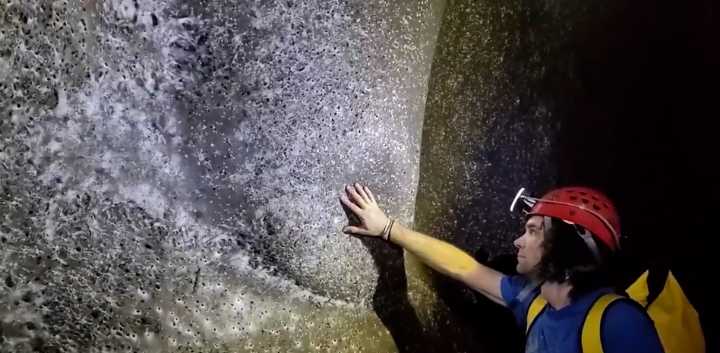 Descubren en la frontera entre Grecia y Albania una cueva con una telaraña gigante habitada por 111.000 arañas