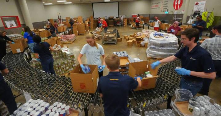 Loss of SNAP benefits leads to long food pantry lines