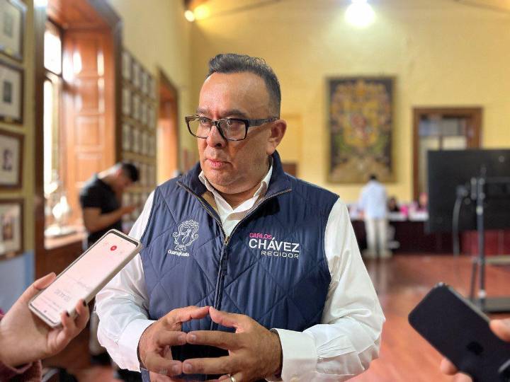 Vuelve exregidor Carlos Chávez como asesor, alcaldesa paga su salario