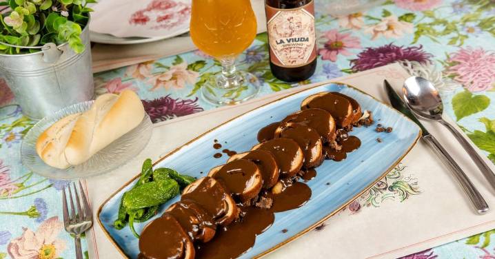 De rabo de toro con salsa de chocolate, queso, gambas o tamaño XXL ¡Cómete Córdoba de flamenquín en flamenquín!