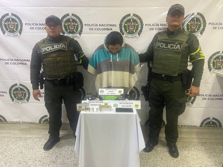 Mujer fue capturada llegando a Pitalito en un bus de servicio público con dos armas de fuego y una caja de munición