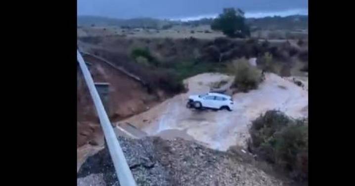 El vídeo viral en el que una carretera colapsa y un coche desaparece a causa de las lluvias en Sevilla