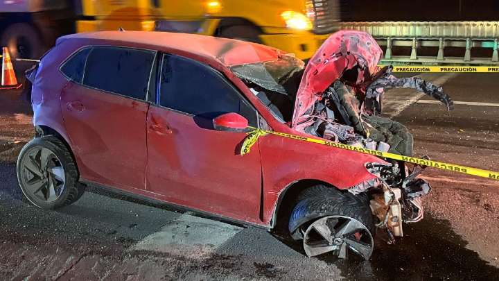 Conductor muere prensado en aparatoso choque contra tráiler en la carretera 57, Arteaga