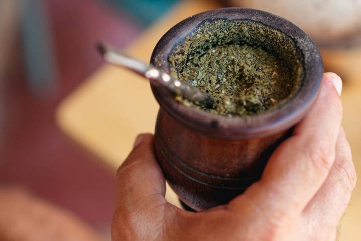 “Lo ideal sería tomar el mate amargo”: alertan por el impacto del azúcar en la salud bucal de estudiantes de la UNS