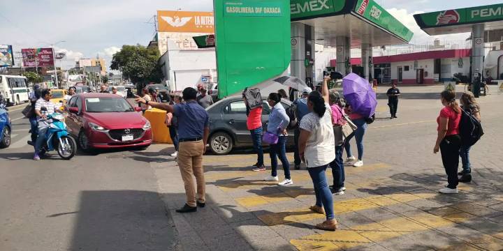 Por recisión de contrato a profesor, bloquean crucero de Fonapas