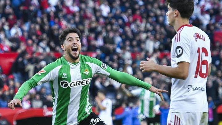 El Betis gana con autoridad un derbi con final accidentado