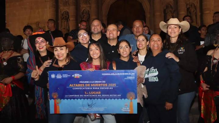 ¡Manteniendo viva la tradición! Entrega alcalde premios a ganadores de altares de muertos en la Plaza de Armas