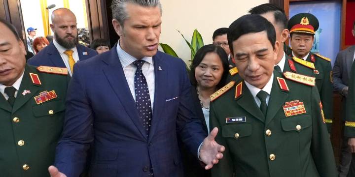 Hegseth reaffirms Vietnam partnership and hands over a leather box, belt and knife