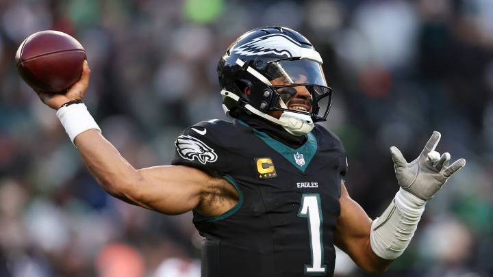 Eagles find the end zone, trail Bears 10