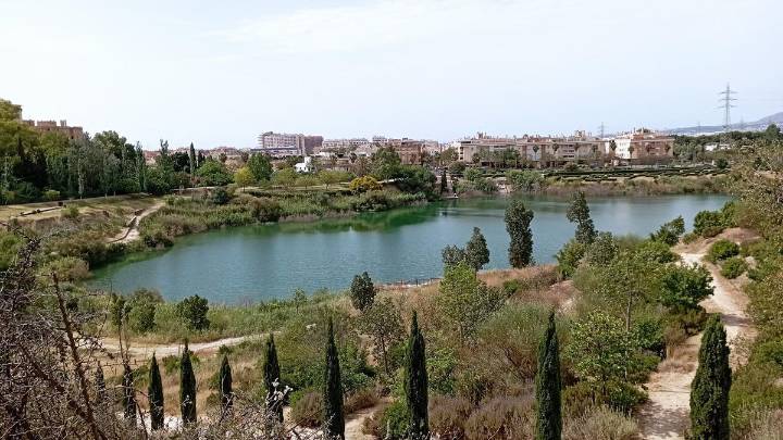 Así es el parque de Málaga con una de las lagunas artificiales más grandes de la provincia: con senderos, zonas de picnic y juegos para niños