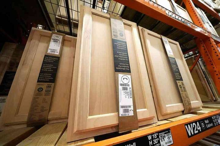 Home Depot cuts earnings forecast