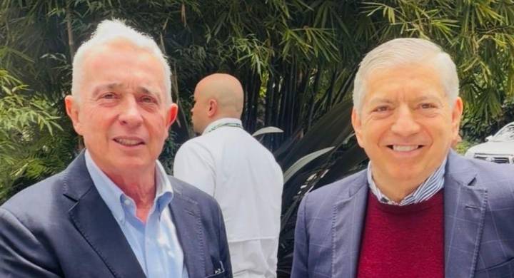 Del enfrentamiento a la coalición: Álvaro Uribe y César Gaviria mueven el tablero político