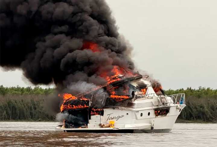 Una embarcación fue consumida por las llamas en el río Paraná