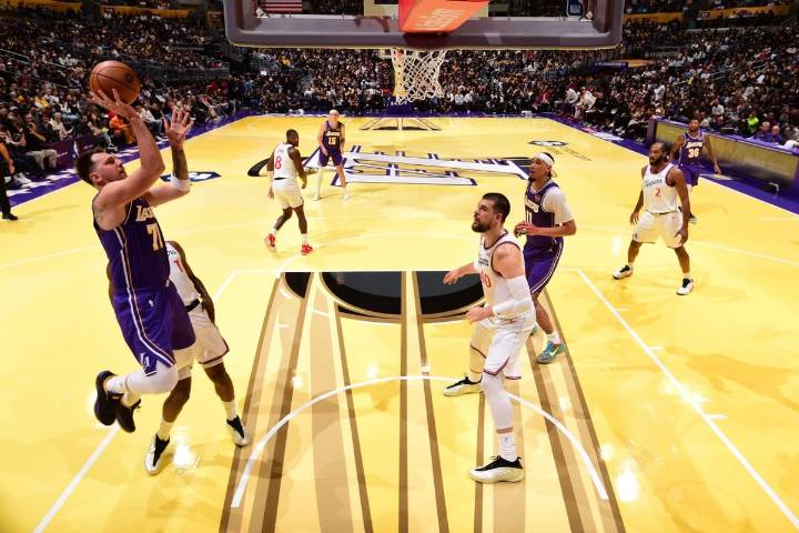 Lakers won't use NBA Cup floor vs. Mavericks due to safety concerns