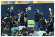 Estudiantes de la Universidad de Guanajuato corren a Gerardo Fernández Noroña entre gritos de “¡Fuera!”