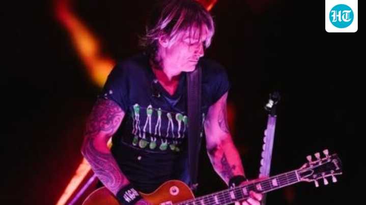 Keith Urban performs Chappell Roan’s Pink Pony Club at Mar