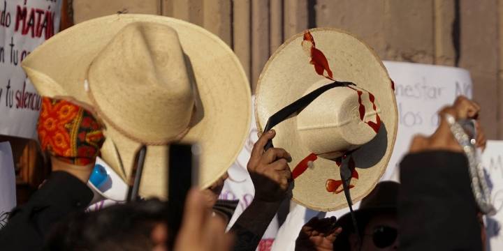 Estudiantes de Morelia, Michoacán, marchan por el homicidio del alcalde de Uruapan