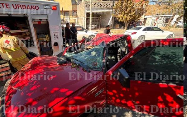 Choca, se da a la fuga, vuelve a chocar y queda atrapado entre los fierros