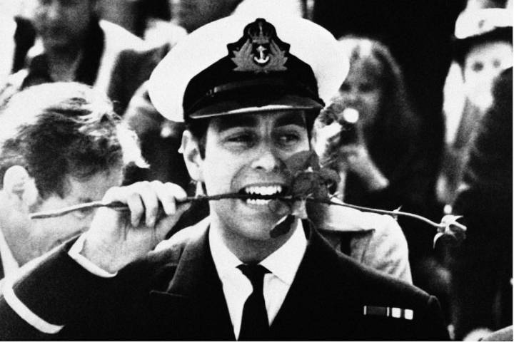 Tras despojarlo de todos sus títulos, Carlos III autorizó a su hermano Andrés a mantener la condecoración por Malvinas