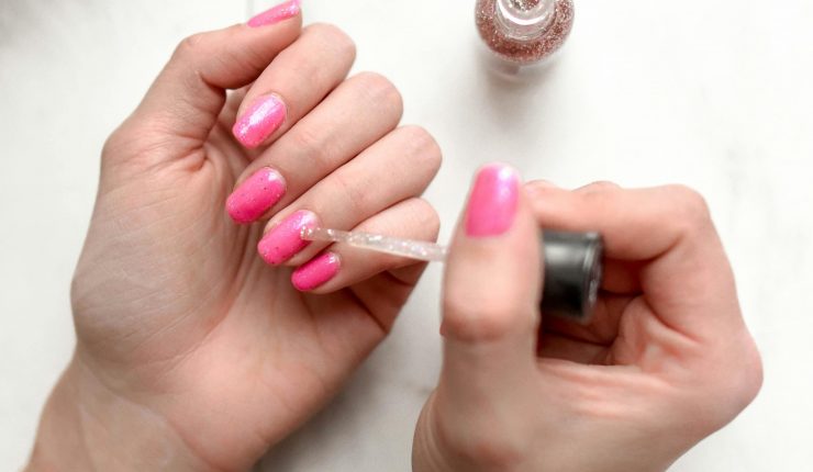 ISP ordena el retiro del mercado de más de 30 esmaltes de uñas por sustancia prohibida: ¿Cuáles son?