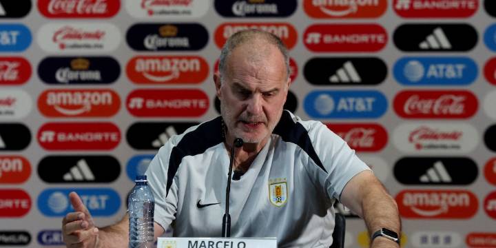 Bielsa habló durante una hora y 45 minutos para anunciar que sigue en Uruguay: por qué se considera “tóxico” y los roces internos