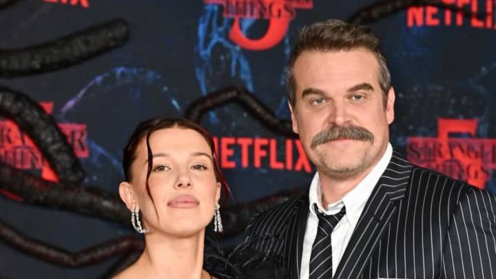 Millie Bobby Brown y David Harbour posan entre abrazos y risas tras acusaciones de la actriz