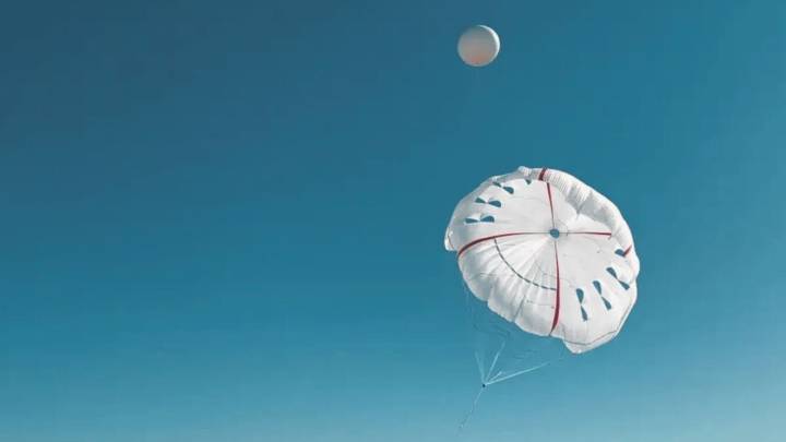 China tests power generating kite lifted by helium balloon