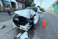 Fuerte choque entre camioneta y autobús en Puerto Aventuras deja solo daños materiales