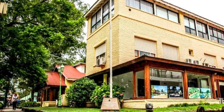 Escándalo en Pinamar: filmaron a la tesorera municipal llevándose el dinero de la recaudación y fue desvinculada de su cargo