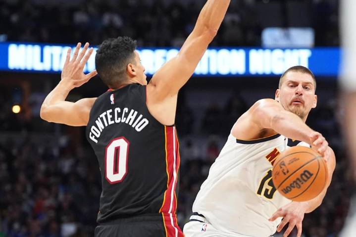 Triple-doble de Nikola Jokic lleva a los Nuggets a victoria de 122-112 sobre el Heat – Chicago Tribune