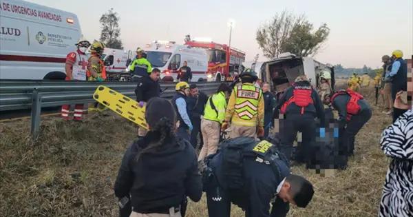 Volcadura de autobús en Autopista Siglo 22 deja siete muertos