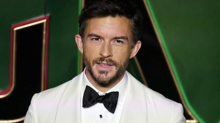 Actor británico Jonathan Bailey se convierte en el primer hombre homosexual en ser nombrado el “más sexy del año” por la revista People
