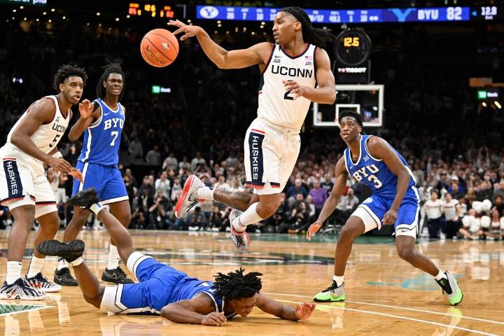 Deadspin | Top 25 roundup: No. 3 UConn holds off No. 7 BYU's comeback bid
