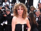 Los 6 cortes para pelo rizado que triunfan entre las de 50 años este otoño