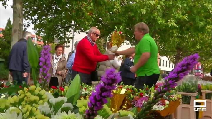 Puestos de flores y castañas a las puertas del cementerio de Talavera