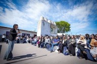 Mayra acompañó el acto de imposición del nombre María Remedios del Valle a la...