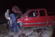 Camioneta sin luces provoca choque en carretera Parras