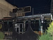 Comando irrumpe en bar y secuestra a dos hombres